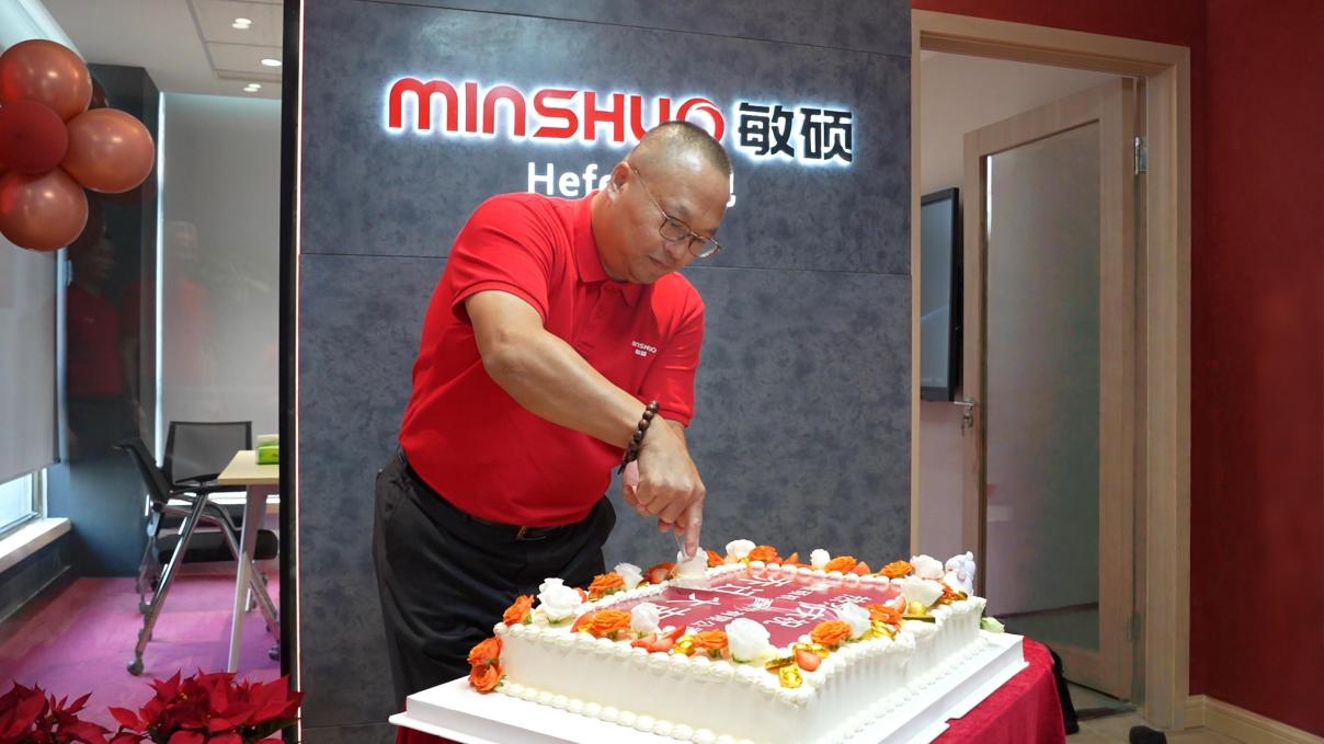 執(zhí)刀切禧.jpg 執(zhí)刀切禧.jpg